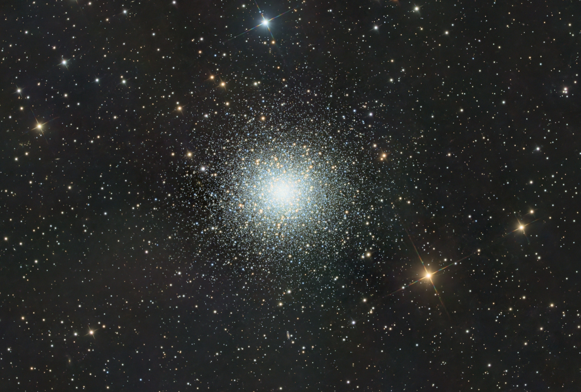 Messier 13 is the brightest globular cluster in the northern sky and was discovered by the English astronomer Sir Edmond Halley as early as 1714.